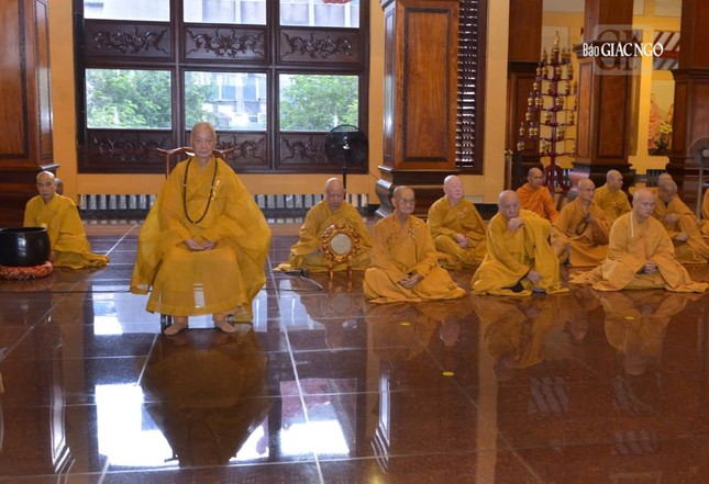 Đức Pháp chủ GHPGVN thính giới cùng đại chúng