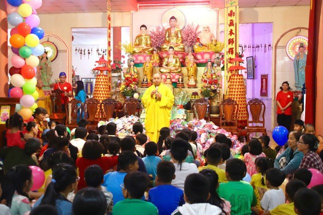 Đại đức Thích Đức Lộc chúc mừng Tết Trung thu đến thiếu nhi