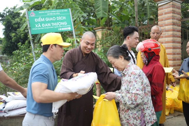 Đại đức Thích Minh Phú trao quà đến bà con vùng lũ