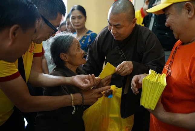 Đại đức Thích Minh Phú thăm hỏi và trao quà đến bà con vùng lũ - Ảnh: T.N