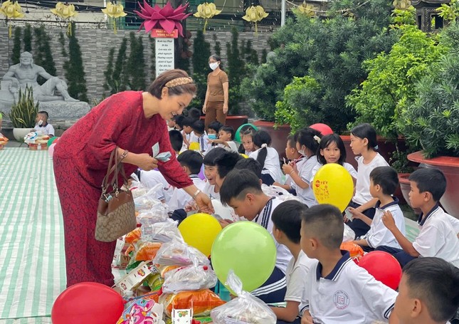 Trao quà Lớp học tình thương chùa Liên Hoa