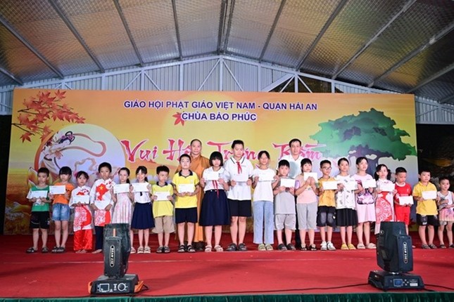 Chùa Bảo Phúc trao 100 phần quà cho các em học