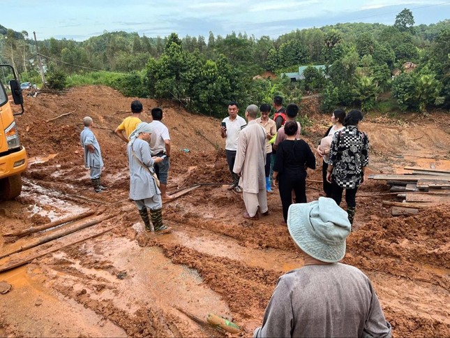 Đoàn thăm hỏi và động viên bà con vượt qua khó khăn Đoàn thăm hỏi và động viên bà con vượt qua khó khăn