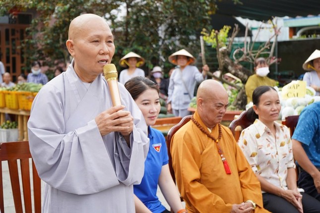 Sư cô Thích nữ Tuệ Nguyên, trụ trì chùa Phước Trường phát biểu Sư cô Thích nữ Tuệ Nguyên, trụ trì chùa Phước Trường phát biểu