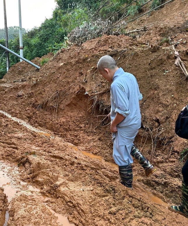 Con đường bị sạt lở đất, nhiều nơi nước vẫn chưa rút hết Con đường bị sạt lở đất, nhiều nơi nước vẫn chưa rút hết