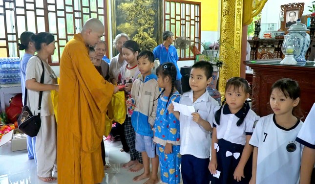 Đại đức Thích Trí Bảo trao quà trung thu đến các em thiếu nhi Đại đức Thích Trí Bảo trao quà trung thu đến các em thiếu nhi