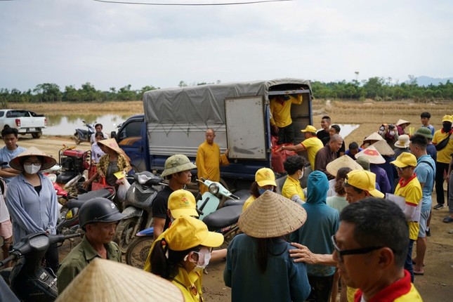 Bà con tỉnh Yên Bái nhận quà cứu trọ Bà con tỉnh Yên Bái nhận quà cứu trọ