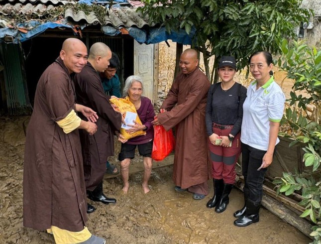 Trao quà đến người già neo đơn tại tỉnh Yên Bái - Ảnh: T.G Trao quà đến người già neo đơn tại tỉnh Yên Bái - Ảnh: T.G