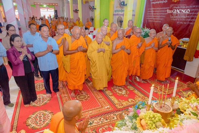 Chư tôn giáo phẩm Hội đồng Chứng minh, Hội đồng Trị sự, Ban Trị sự tỉnh và đại diện chính quyền dâng hương tưởng niệm trước Giác linh Trưởng lão Hòa thượng