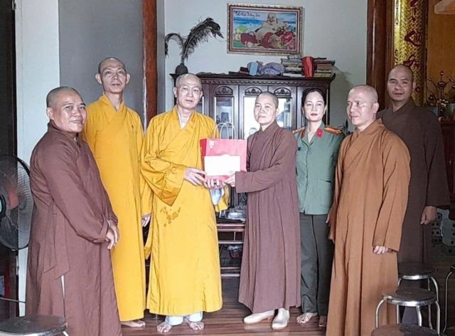 Ban Trị sự H.Thanh Liêm trao quà động viên