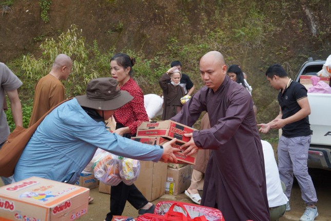 Đại đức Thích An Đạt chuyển quà đến bà con vùng lũ Đại đức Thích An Đạt chuyển quà đến bà con vùng lũ