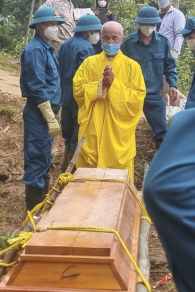 Thượng tọa thực hiện nghi thức nhập và di quan người Làng Nủ tử vong do lũ quét, sạt lở núi Thượng tọa thực hiện nghi thức nhập và di quan người Làng Nủ tử vong do lũ quét, sạt lở núi