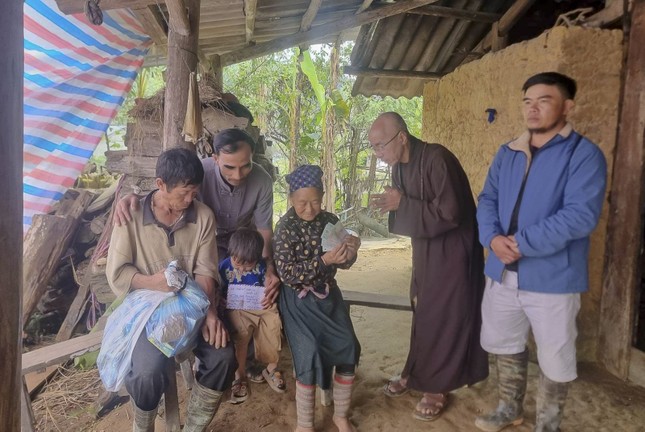 Thượng tọa Thích Vĩnh Phúc thăm các gia đình sau bão số 3 Thượng tọa Thích Vĩnh Phúc thăm các gia đình sau bão số 3