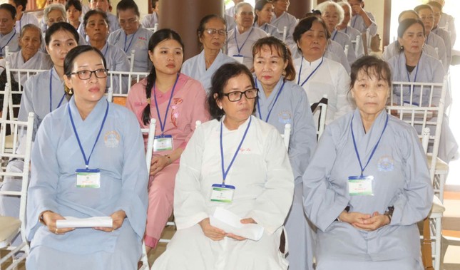 Tu sinh lắng nghe lời đạo từ và lời khuyến tấn tu tập