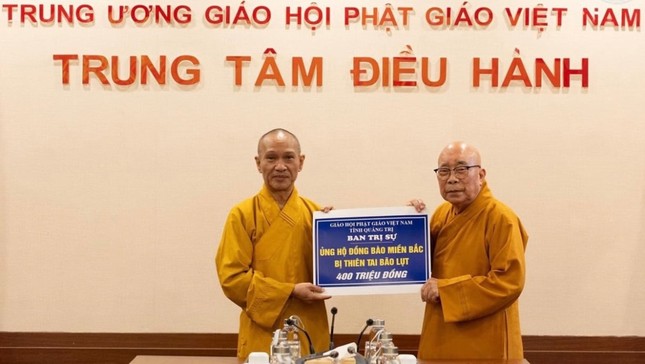 Hòa thượng Thích Thanh Điện, Phó Chủ tịch Hội đồng Trị sự, Phó Thường trực Ban Hướng dẫn Phật tử T.Ư thay mặt T.Ư GHPGVN tiếp nhận ủng hộ