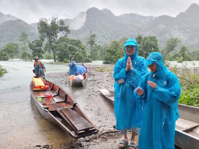 Ni trưởng Thích nữ Tâm Nguyệt cùng đoàn di chuyển bằng nhiều phương tiện mới vào được xã Thượng Hóa (H.Minh Hóa, Quảng Bình)