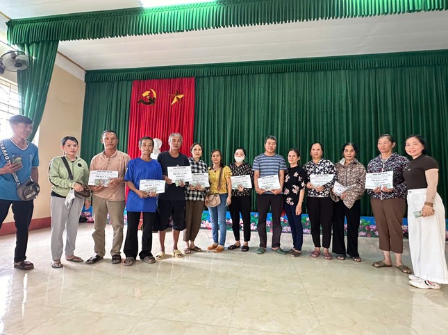 Đoàn trao quà hỗ trợ các gia đình bị thiệt hại nặng nề về tài sản và hoa màu do bão lũ