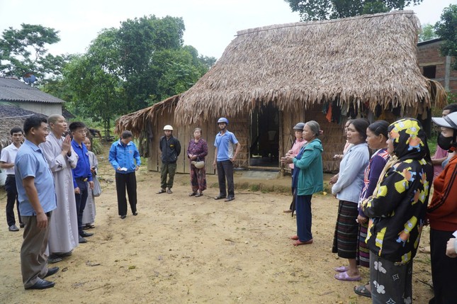 Ni trưởng Thích nữ Tâm Nguyệt động viên bà con xã Hải Phong cố gắng vượt qua khó khăn