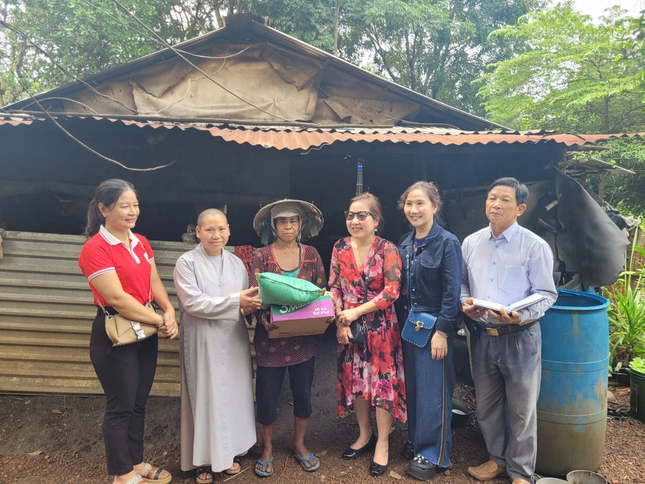 Sư cô Thích nữ Tín Lạc và mạnh thường quân trao quà hộ nghèo người đồng bào S'Tiêng Sư cô Thích nữ Tín Lạc và mạnh thường quân trao quà hộ nghèo người đồng bào S'Tiêng