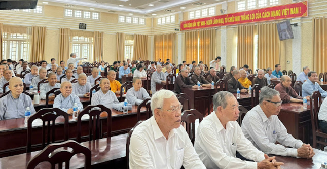 Các chức sắc, chức việc, nhà tu hành của các tôn giáo đã được các báo cáo viên khái quát về tình hình tín ngưỡng, tôn giáo ở Việt Nam