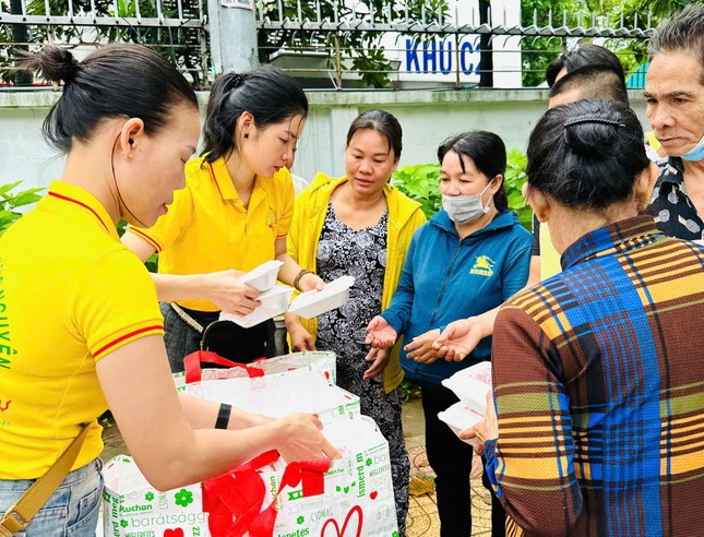 Chùa Tường Nguyên cũng nấu tặng cơm chay tặng đến bà con nghèo ở các bệnh viện - Ảnh: T.N