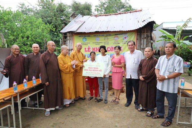 Trao bảng tài trợ xây dựng nhà Đại đoàn kết