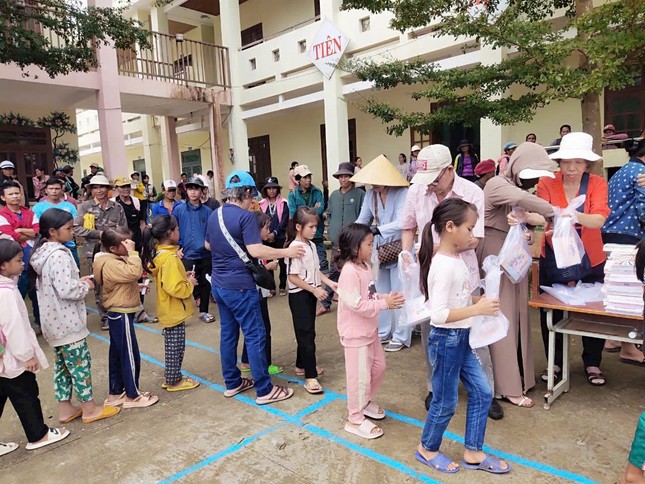 Ban Từ thiện thiền viện Vạn Hạnh trao quà cho học sinh khó khăn tại huyện vùng núi Nam Trà My