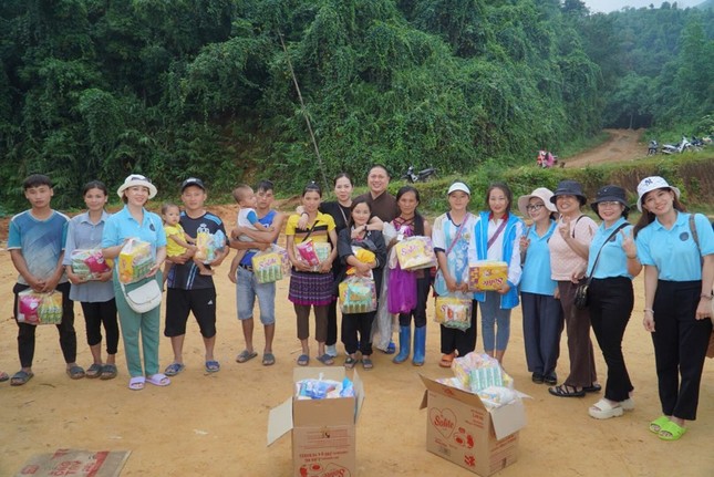 Đoàn thiện nguyện chùa Pháp Hội trao quà tại tỉnh Lào Cai Đoàn thiện nguyện chùa Pháp Hội trao quà tại tỉnh Lào Cai