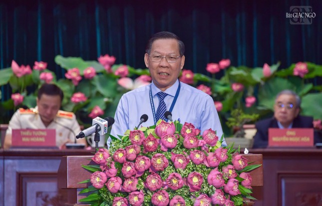 Chủ tịch Ủy ban Nhân dân TP.HCM trình bày về tình hình phát triển kinh tế xã hội của TP.HCM và trao đổi trực tiếp với đại biểu