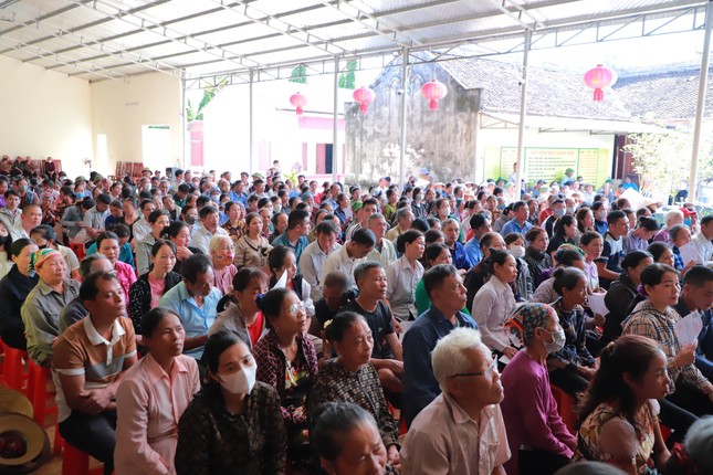 Bà con nhân dân địa phương đến nhận quà của đoàn Phân ban Ni giới T.Ư tại chùa Tây Phúc