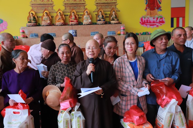 Ni trưởng Thích nữ Như Thảo phát biểu chia sẻ động viên bà con sớm khắc phục hậu quả do bão lũ ổn định cuộc sống