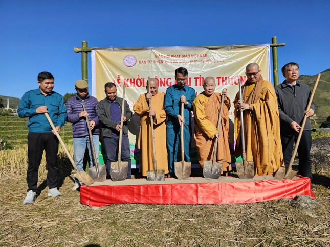 Thực hiện nghi thức động thổ xây dựng cầu tình thương