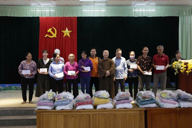 Trao quà đến bà con vùng bão lũ tỉnh Tuyên Quang Trao quà đến bà con vùng bão lũ tỉnh Tuyên Quang