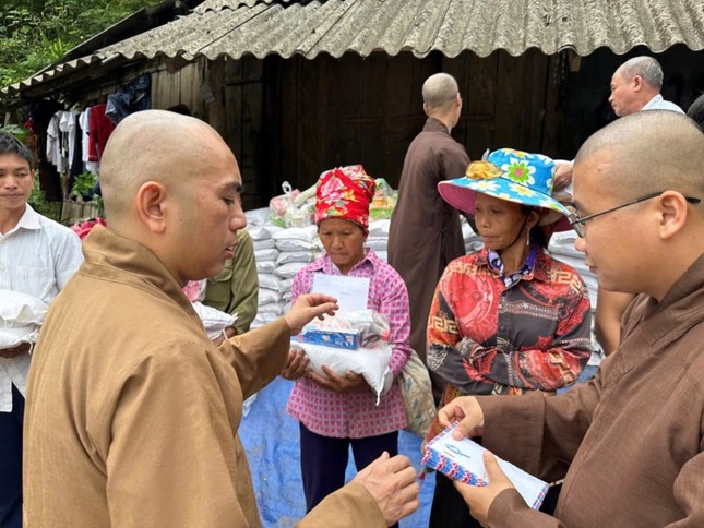 Đoàn từ thiện chùa Tân Long (xã Phước Quang, tỉnh Bình Định) trao quà Đoàn từ thiện chùa Tân Long (xã Phước Quang, tỉnh Bình Định) trao quà