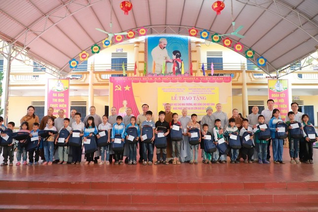 Đoàn đã trao 100 phần học bổng cho học sinh