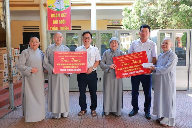 Đoàn Phân ban Ni giới T.Ư, TP.HCM trao bảng tặng quà tại Trường Tiểu học thị trấn Hạ Hòa