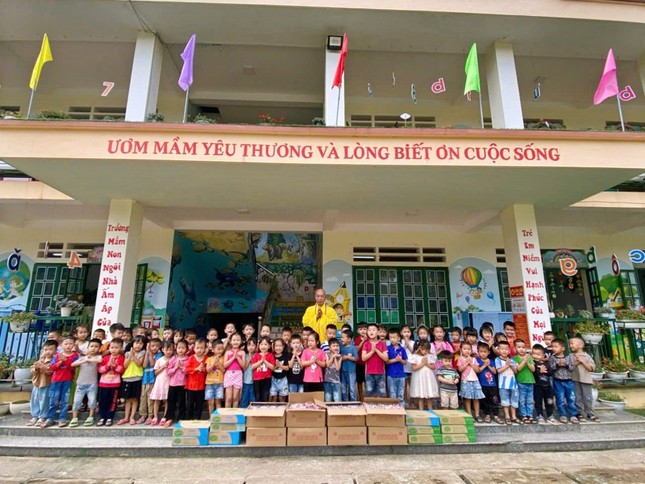 Thượng tọa Thích Vĩnh Phúc trao quà đến học sinh Thượng tọa Thích Vĩnh Phúc trao quà đến học sinh