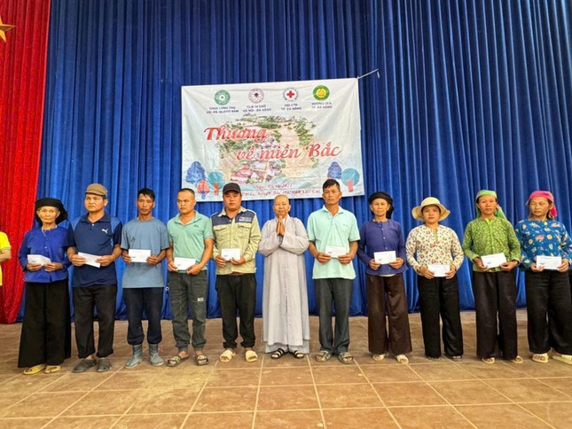 Bà con địa phương nhận hỗ trợ từ đoàn từ thiện chùa Long Thọ Bà con địa phương nhận hỗ trợ từ đoàn từ thiện chùa Long Thọ