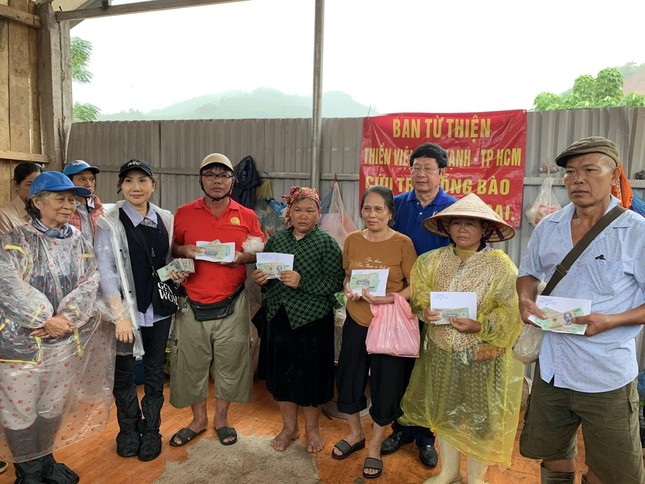 Bà con nhận hỗ trợ của Ban Từ thiện thiền viện Vạn Hạnh Bà con nhận hỗ trợ của Ban Từ thiện thiền viện Vạn Hạnh