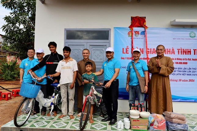 Trao quà trong ngày vui có nhà mới Trao quà trong ngày vui có nhà mới