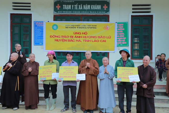 Chư Ni trưởng trao hỗ trợ xây dựng nhà đến các gia đình bị mất nhà trong bão lũ