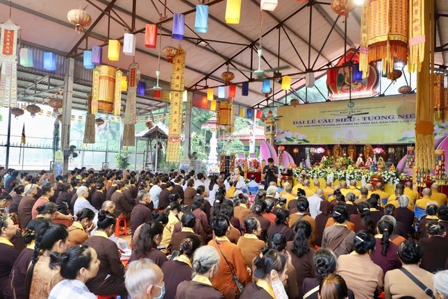 Phật tử, người dân tham dự lễ cầu siêu, tưởng niệm