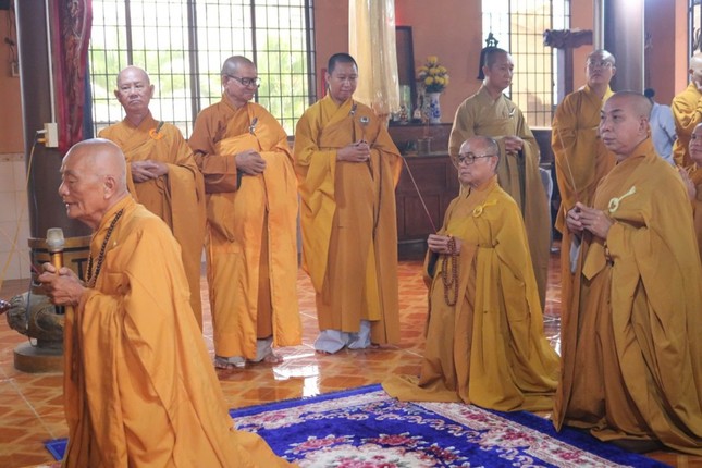 Chư tôn đức thắp hương tưởng niệm Hòa thượng Thích Lưu Đoan Chư tôn đức thắp hương tưởng niệm Hòa thượng Thích Lưu Đoan