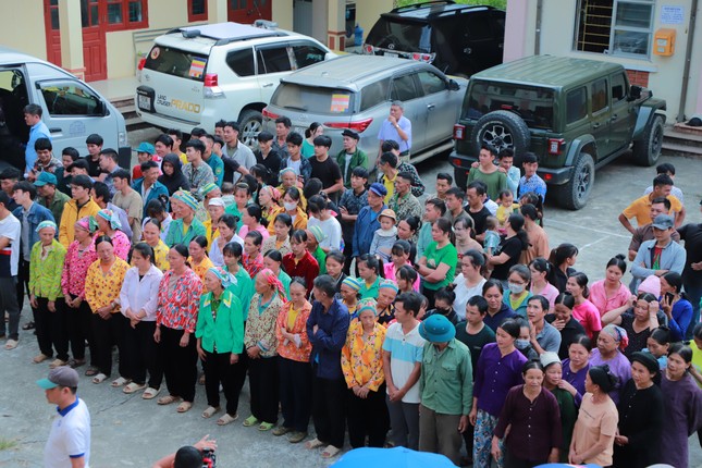 Bà con tỉnh Cao Bằng đến điểm nhận quà của đoàn Phân ban Ni giới T.Ư