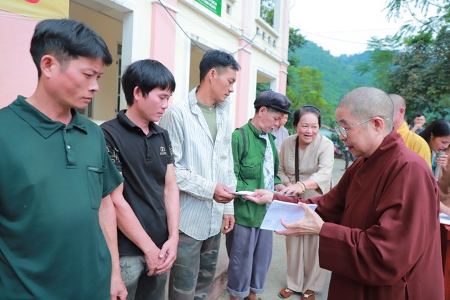 Ni trưởng Thích nữ Nhật Khương trao quà đến những hộ bị ảnh hưởng bão lũ