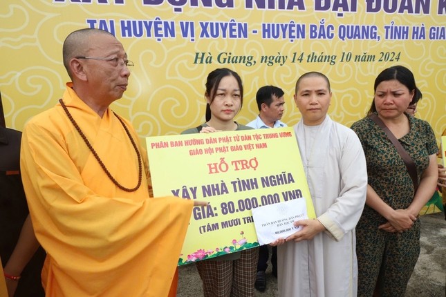 Đoàn hỗ trợ chi phí xây nhà đến hộ khó khăn do bão lũ Đoàn hỗ trợ chi phí xây nhà đến hộ khó khăn do bão lũ