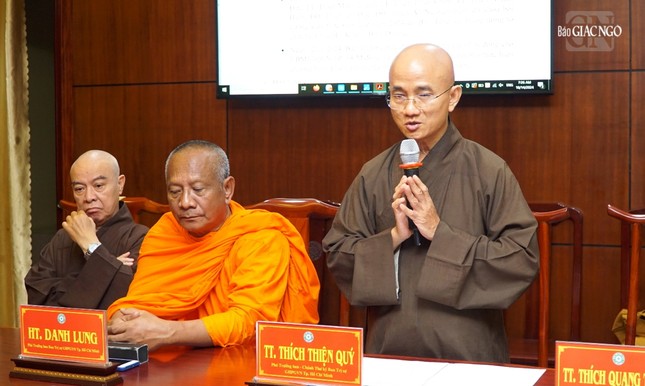 Thượng tọa Thích Thiện Quý, Phó Trưởng ban kiêm Chánh Thư ký Ban Trị sự báo cáo các hoạt động Phật sự thời gian qua