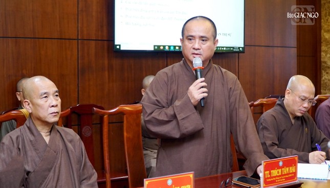 Thượng tọa Thích Tâm Hải báo cáo tại buổi họp