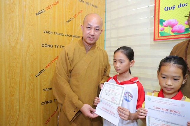Đại đức Thích Chúc Tiếp trao học bổng cho học sinh khó khăn hiếu học