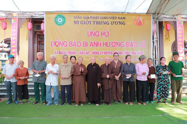 Đoàn trao quà tại chùa Văn Môn Đoàn trao quà tại chùa Văn Môn